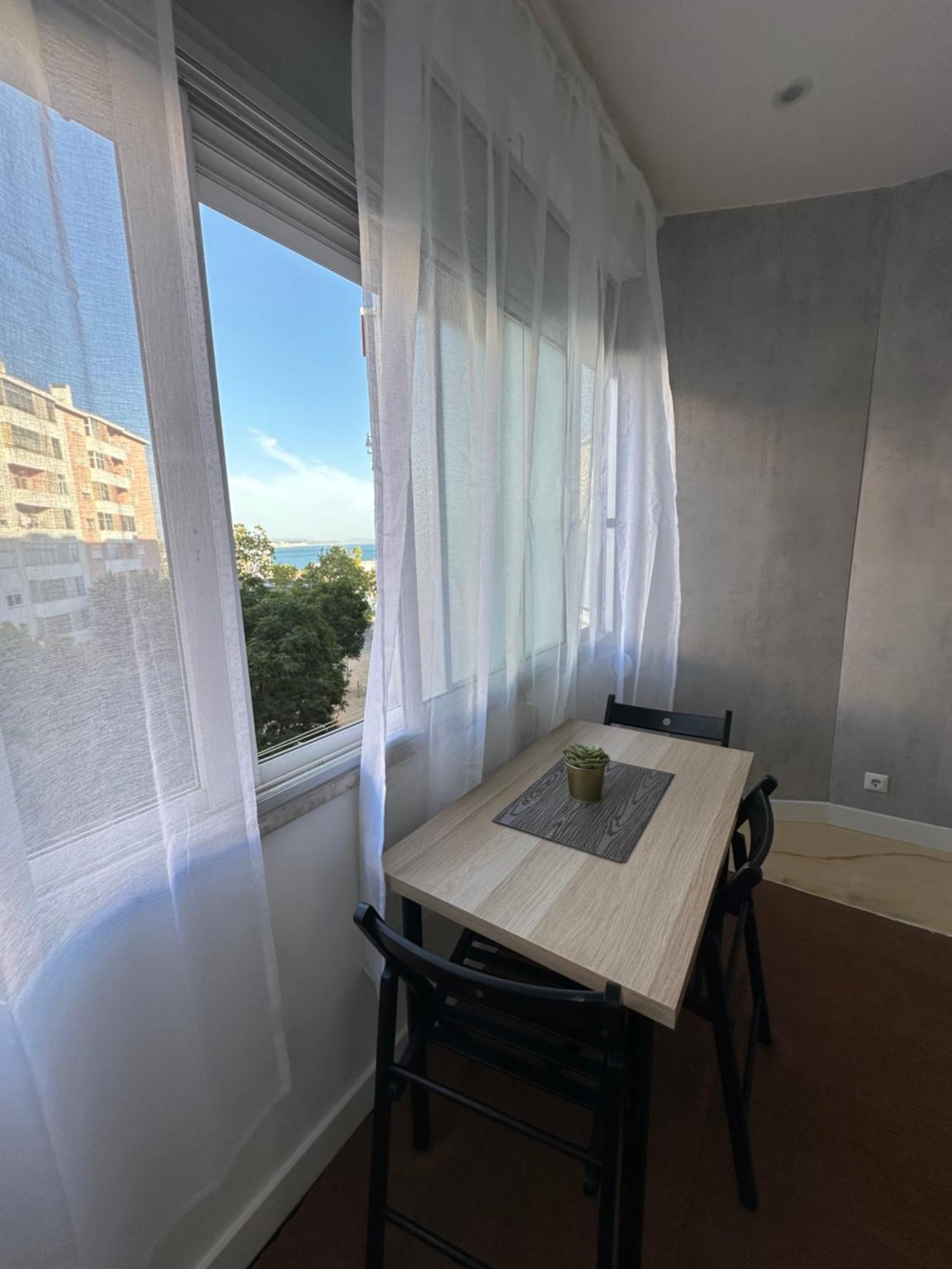 Sea View Apartment & 4 Minutes Walk To The Beach Paço de Arcos Exteriör bild